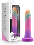 Blush Avant Sunrise Gaze Dildo ขนาด 7.5 นิ้ว – ผลิตด้วยมือจาก Purio® Liquid Silicone หุ้มด้วย UltraSilk® ผิวเรียบลื่นเหมือนผ้าซาติน – ฐานดูดสุญญากาศและใช้กับสายรัดได้ – Sherbet